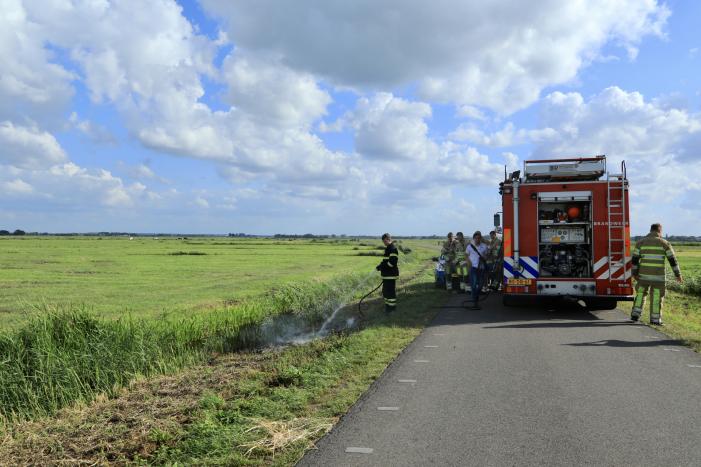 Berm vliegt in brand in buitengebied