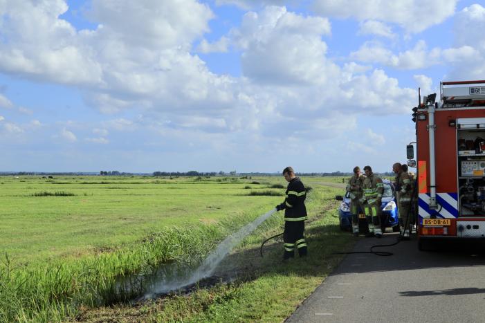 Berm vliegt in brand in buitengebied