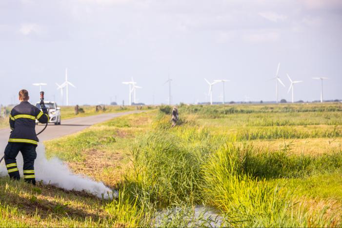 Berm vliegt in brand in buitengebied