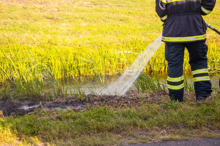 Berm vliegt in brand in buitengebied