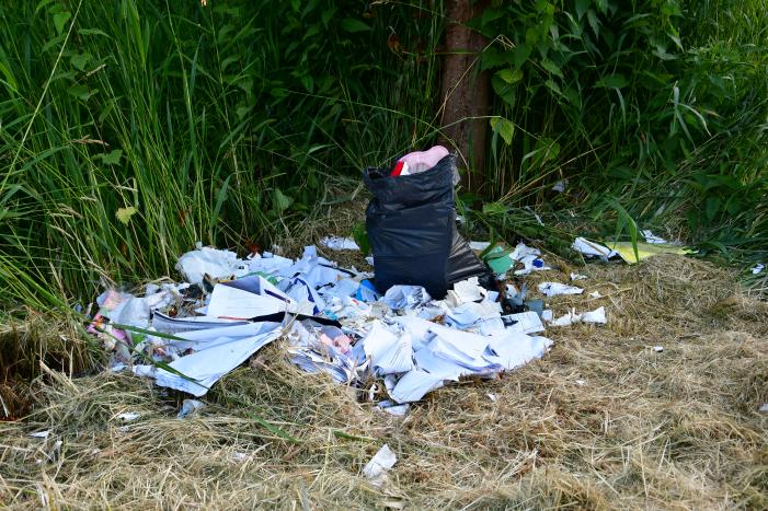 Oud papier met schoolwerken gedumpt op parkeerplaats Gelderse Hout