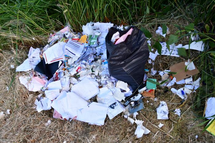 Oud papier met schoolwerken gedumpt op parkeerplaats Gelderse Hout