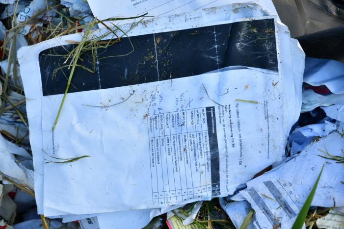 Oud papier met schoolwerken gedumpt op parkeerplaats Gelderse Hout