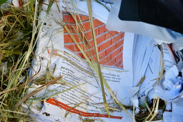 Oud papier met schoolwerken gedumpt op parkeerplaats Gelderse Hout
