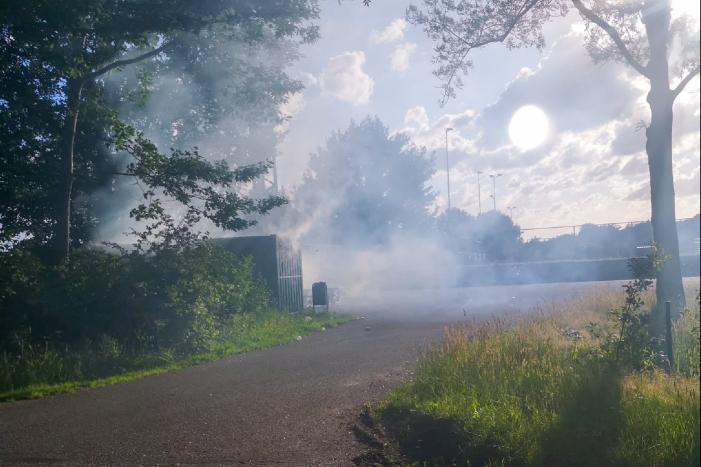 Container op parkeerplaats in brand