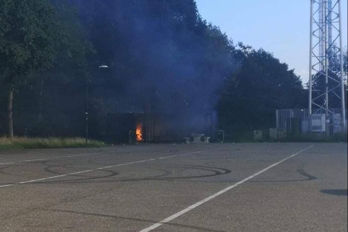 Container op parkeerplaats in brand