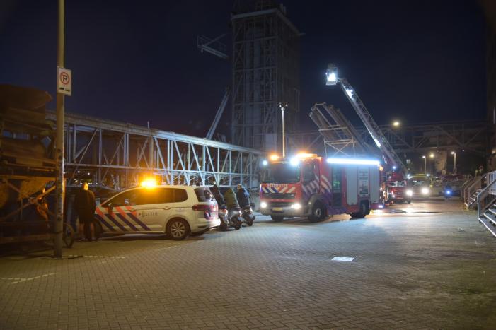 Omstanders halen persoon uit te water geraakte auto