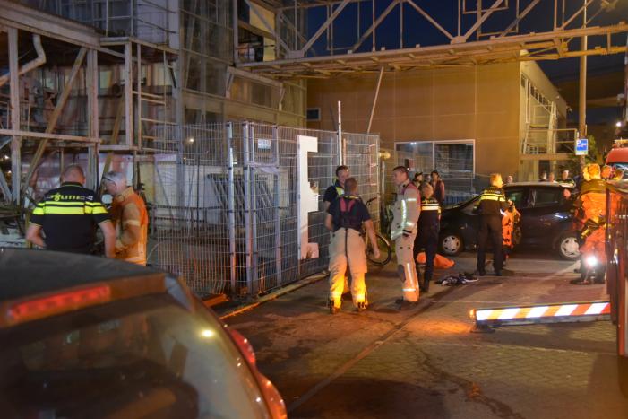 Omstanders halen persoon uit te water geraakte auto