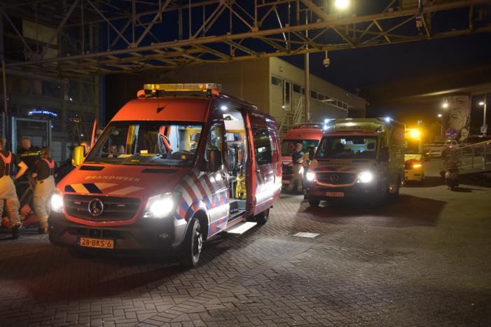 Omstanders halen persoon uit te water geraakte auto