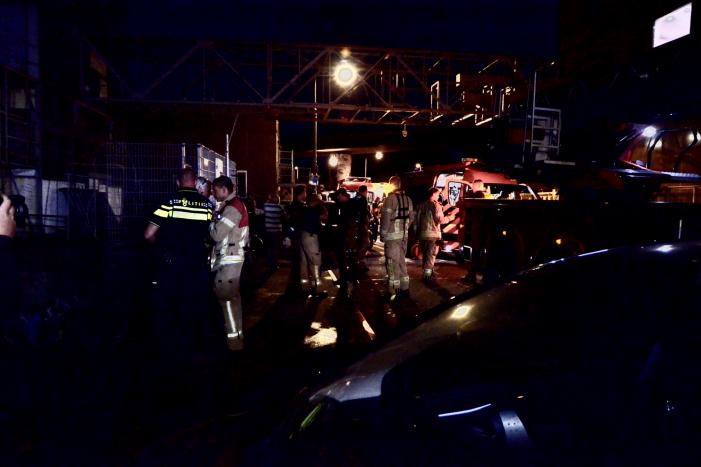 Omstanders halen persoon uit te water geraakte auto