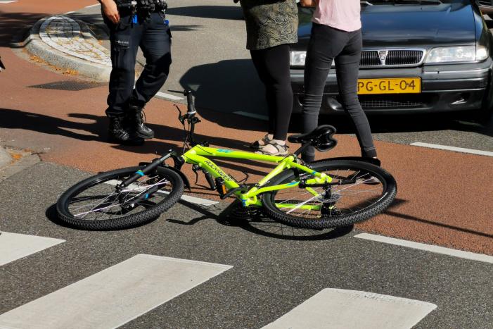 Overstekende fietser aangereden op rotonde