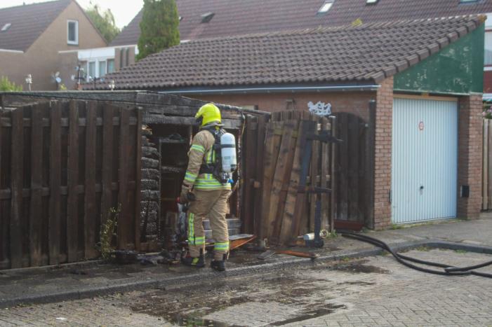 Schuur en schutting verwoest door onkruidbrander