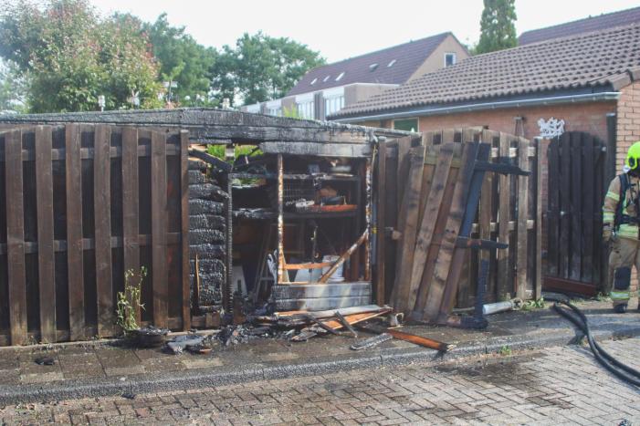 Schuur en schutting verwoest door onkruidbrander