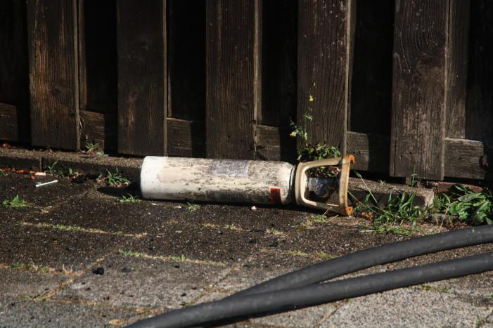 Schuur en schutting verwoest door onkruidbrander