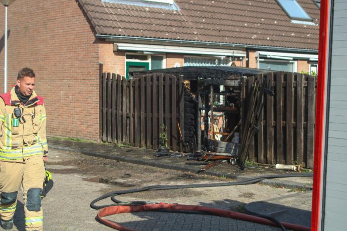Schuur en schutting verwoest door onkruidbrander