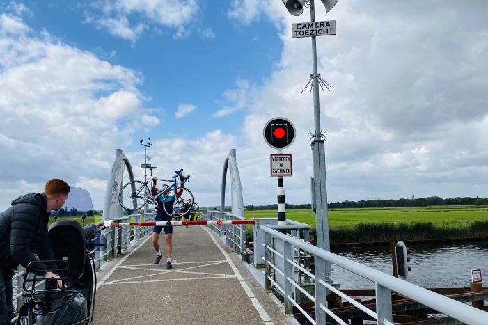 Fietsers kruipen onder slagbomen Malebrug