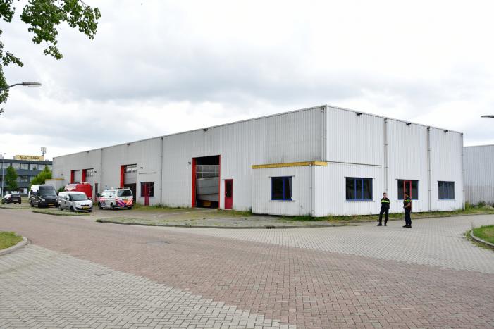 Zwaarbewapende agenten vallen loods binnen