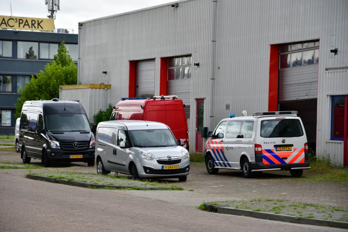 Zwaarbewapende agenten vallen loods binnen