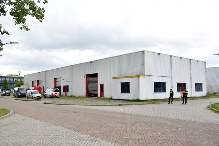 Zwaarbewapende agenten vallen loods binnen