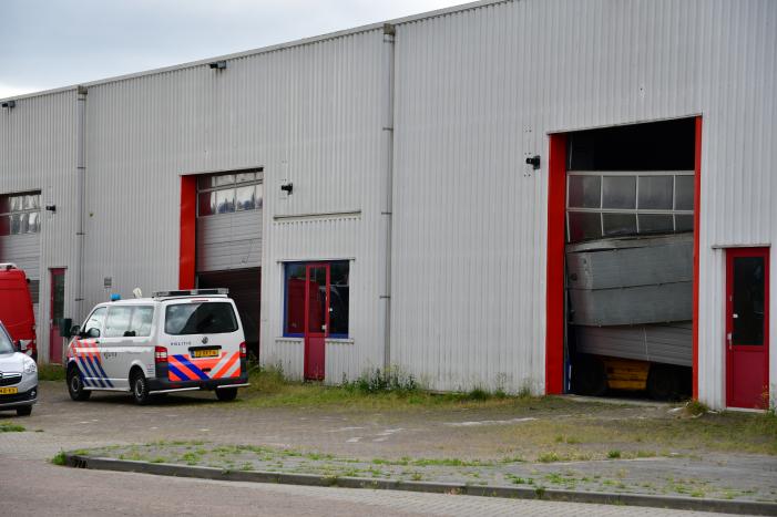 Zwaarbewapende agenten vallen loods binnen