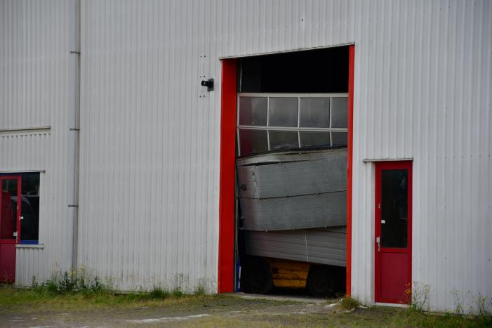 Zwaarbewapende agenten vallen loods binnen