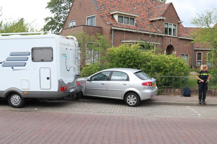 Automobilist botst op stilstaande camper