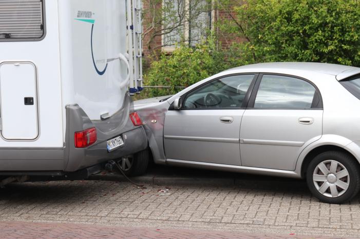 Automobilist botst op stilstaande camper