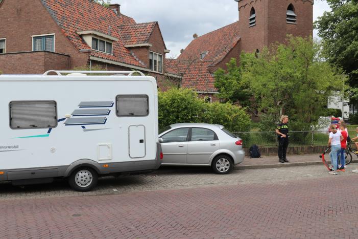 Automobilist botst op stilstaande camper