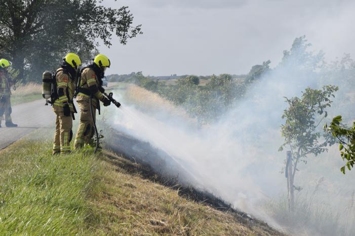 Veel rook bij brand op dijk