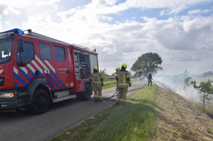 Veel rook bij brand op dijk