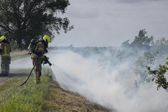 Veel rook bij brand op dijk