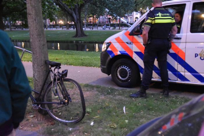 Fietser botst op rijdende auto