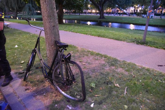 Fietser botst op rijdende auto