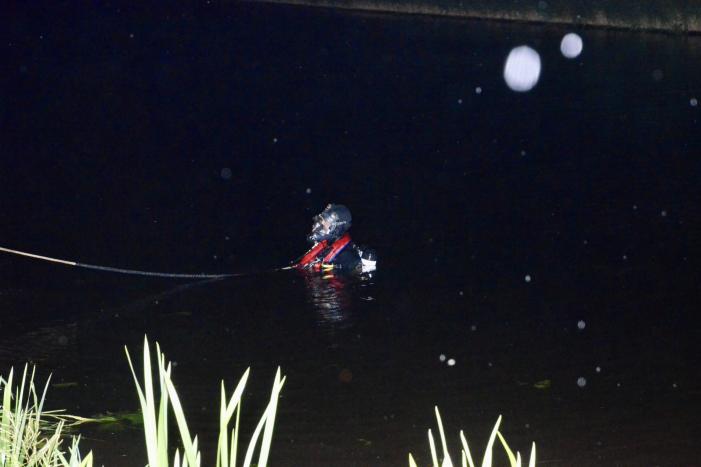 Gestolen auto in Aarkanaal aangetroffen