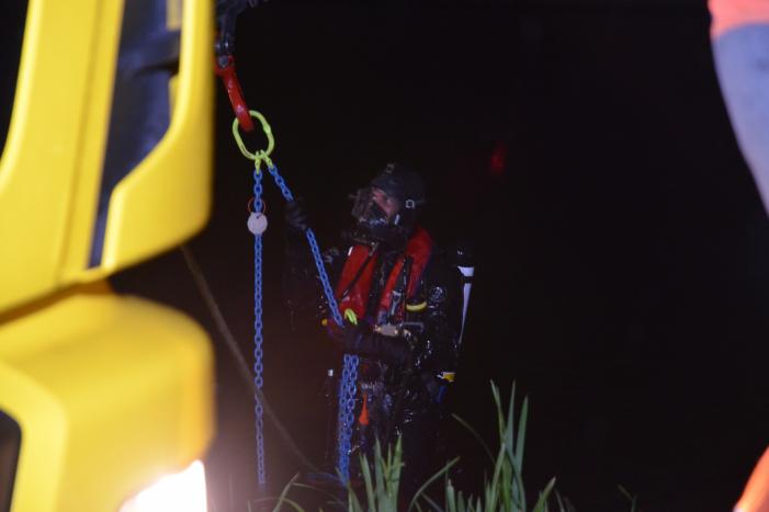 Gestolen auto in Aarkanaal aangetroffen