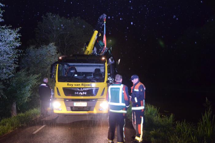 Gestolen auto in Aarkanaal aangetroffen