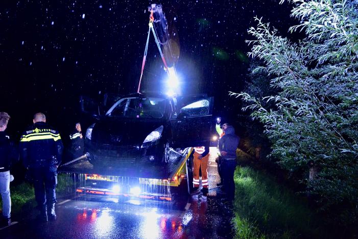 Gestolen auto in Aarkanaal aangetroffen