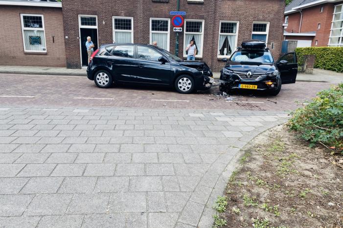 Flinke schade na verkeersongeval op kruising