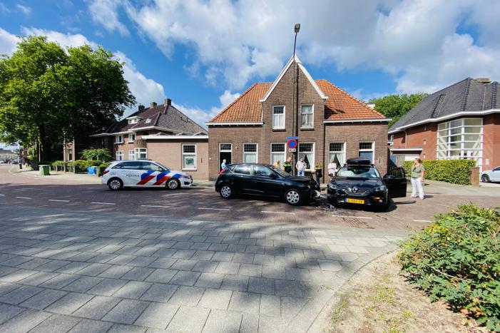 Flinke schade na verkeersongeval op kruising