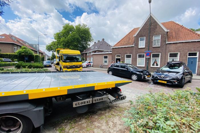 Flinke schade na verkeersongeval op kruising