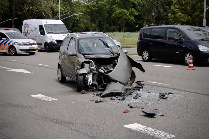 Veel schade bij kop-staart botsing met brommobiel