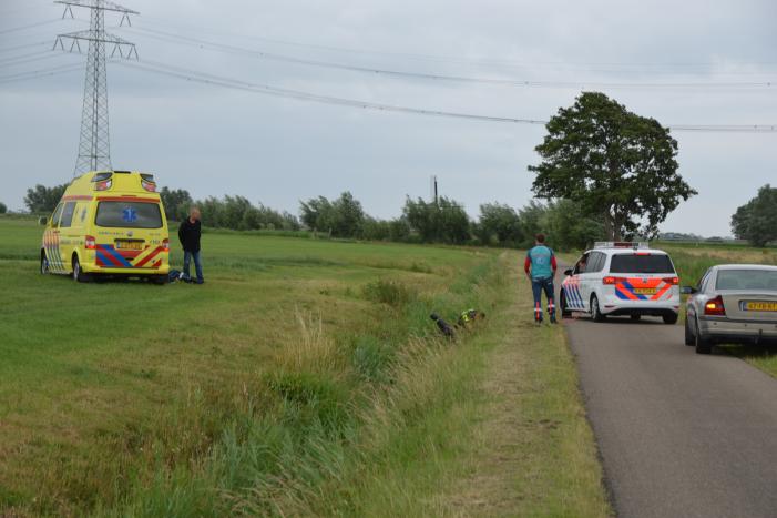 Omstanders halen scootmobiel uit greppel
