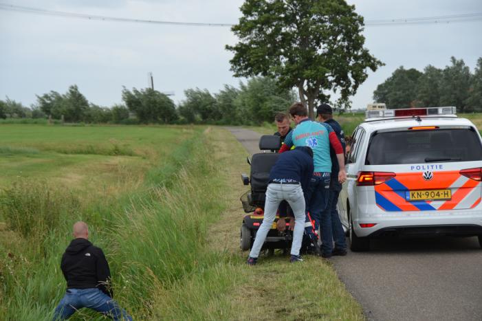 Omstanders halen scootmobiel uit greppel