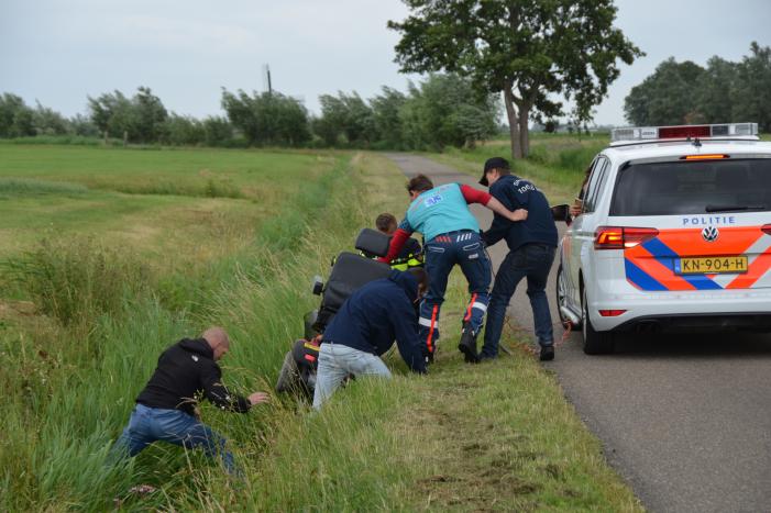 Omstanders halen scootmobiel uit greppel