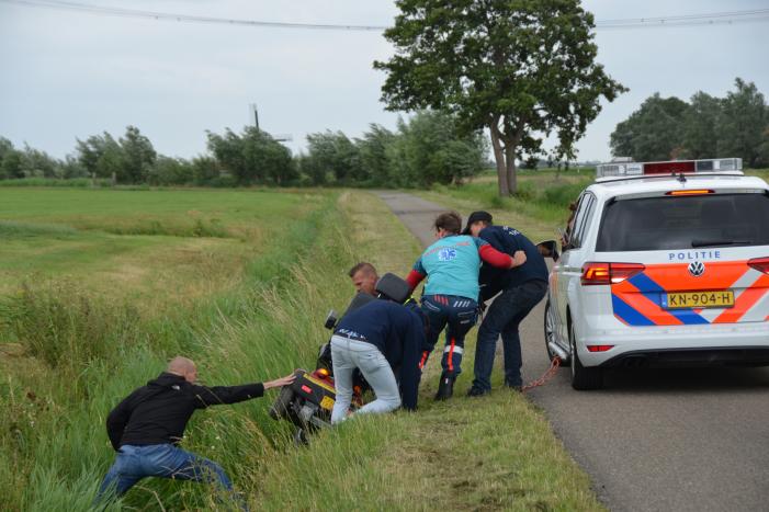 Omstanders halen scootmobiel uit greppel
