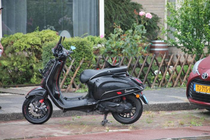 Veel schade na aanrijding tussen twee scooters