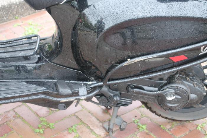 Veel schade na aanrijding tussen twee scooters