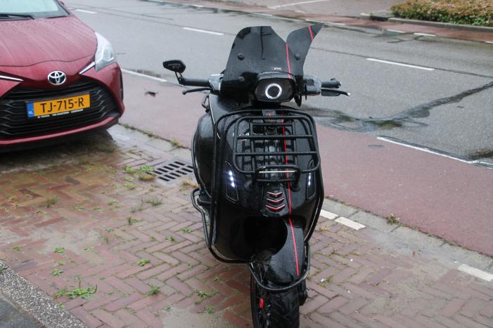 Veel schade na aanrijding tussen twee scooters