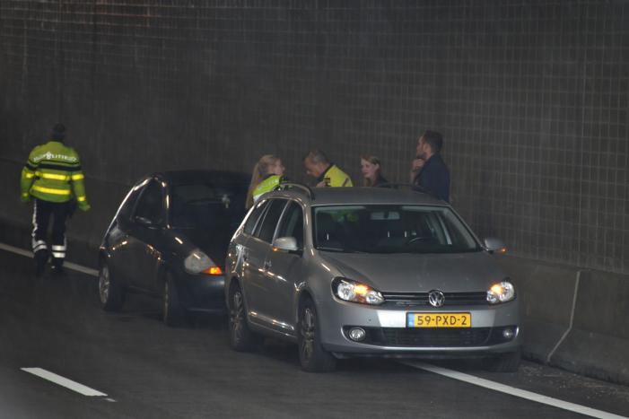 Rijbanen afgesloten na kop-staart aanrijding