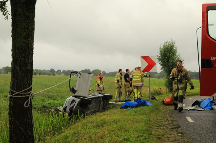 Auto vliegt uit de bocht en belandt in sloot